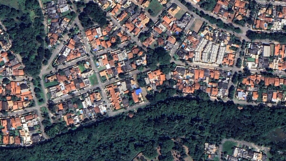 A imagem mostra uma vista área do local