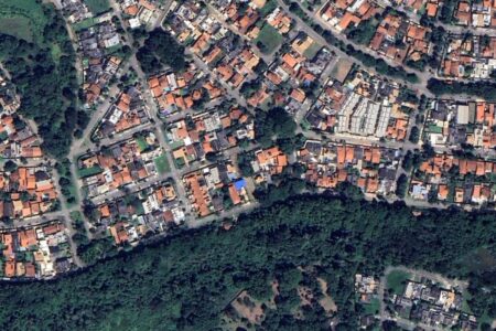 A imagem mostra uma vista área do local