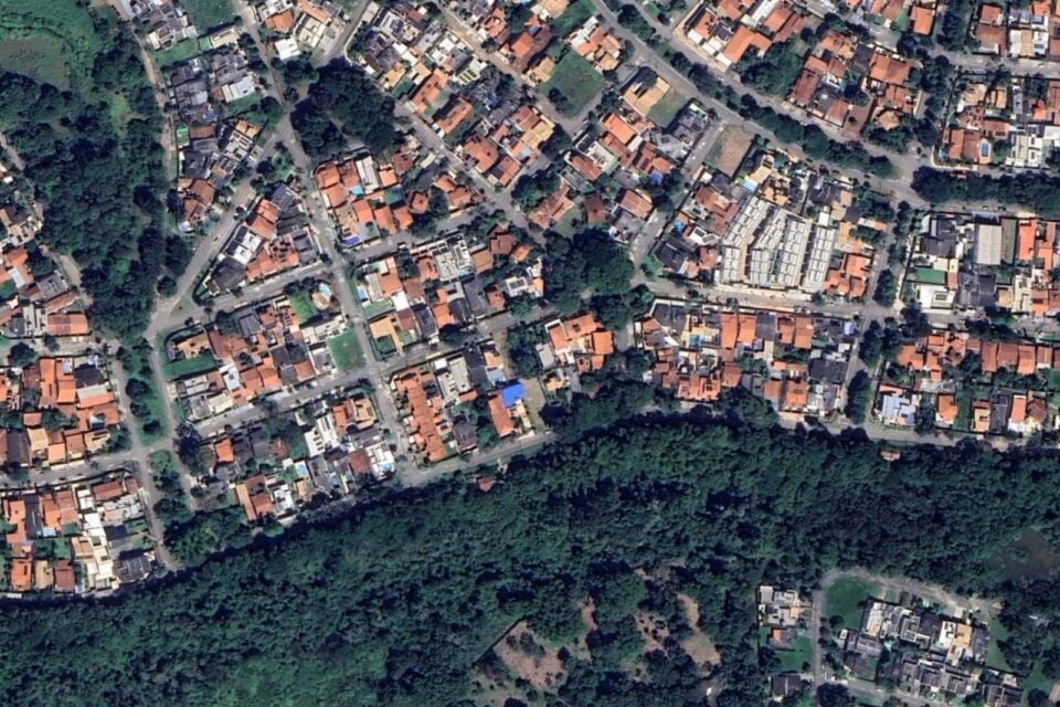 A imagem mostra uma vista área do local