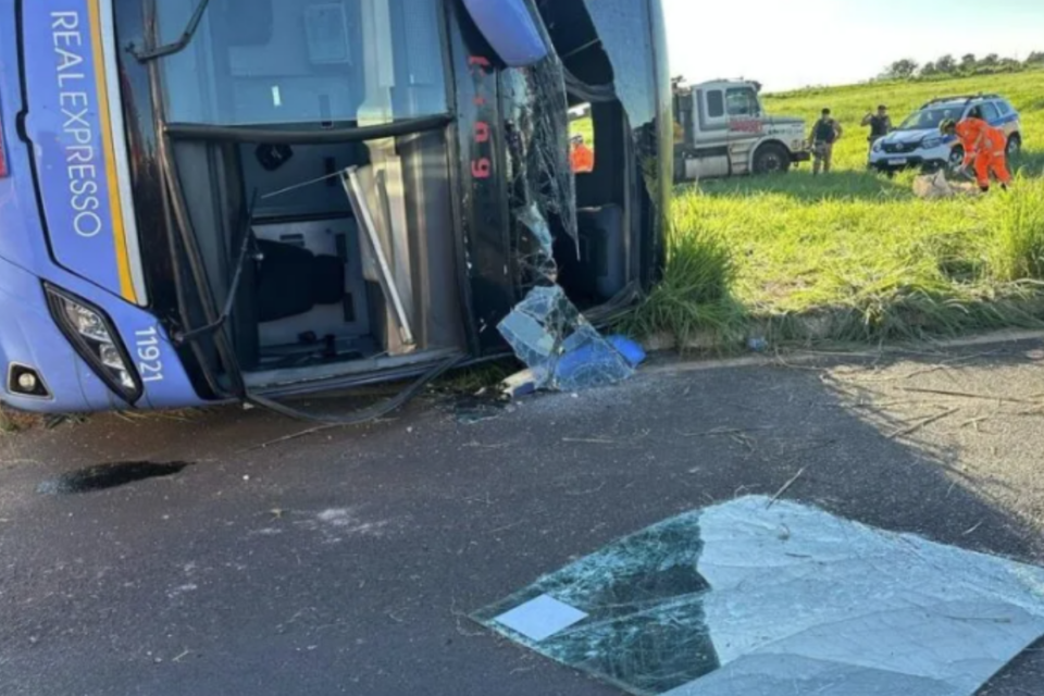 Ônibus que sofreu acidente na MG-223, após sair de Anápolis (Foto: Bombeiros/MG)