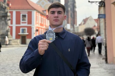 Goiano Davi Stival com medalha do Torneio Intercontinental de Karatê