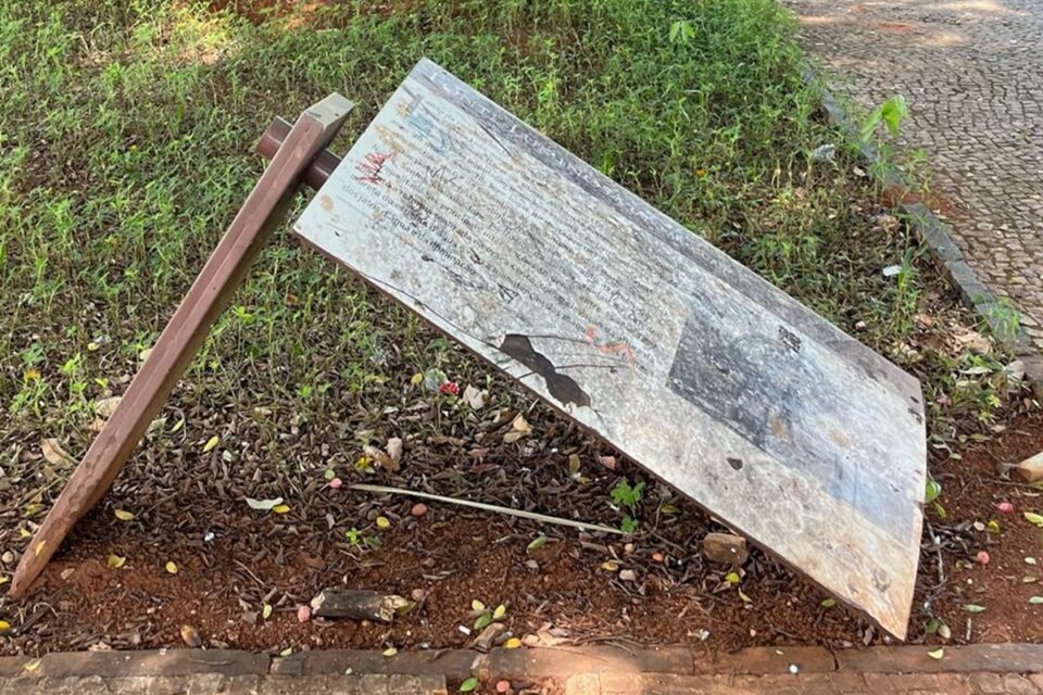 placa-destruida-fonte-praca-civica