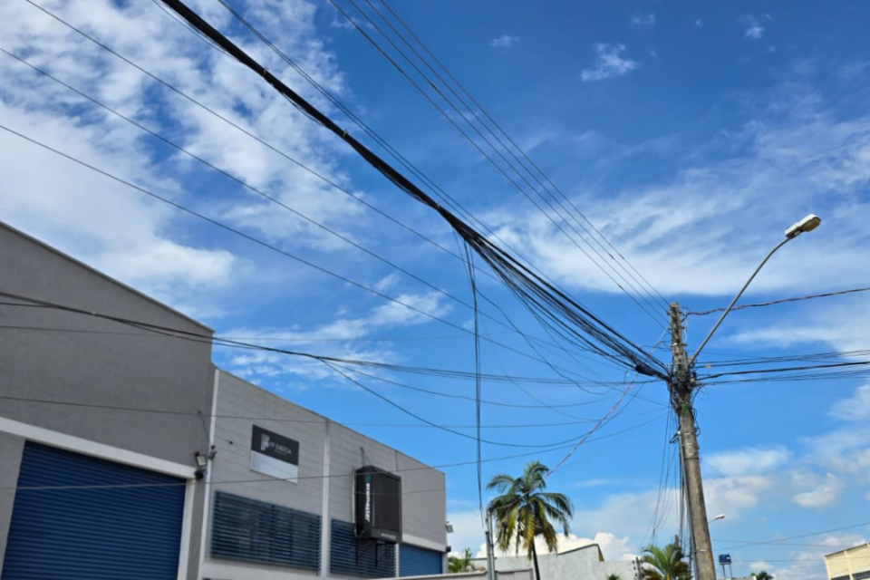 Prefeitura de Goiânia autua 114 empresas de telecomunicações por fios soltos em Goiânia