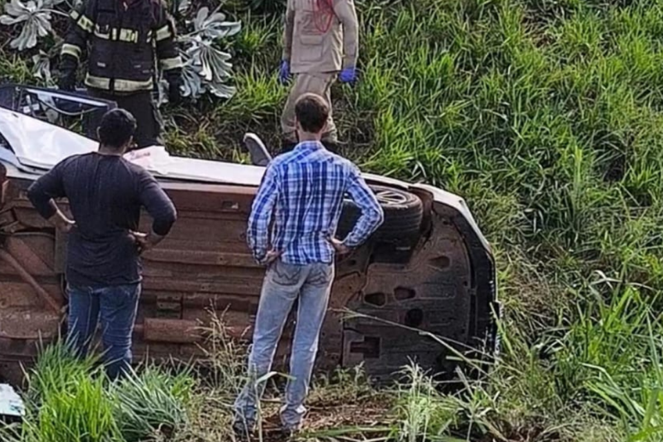 Idosa morre e outras quatro pessoas ficam feridas após carro capotar na BR-364, em Jataí