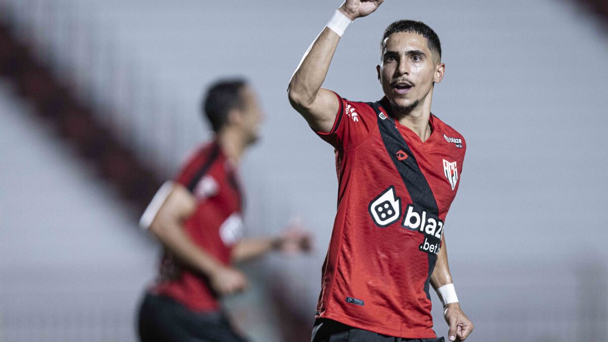 Jogadores do Atlético Goianiense comemoram gol
