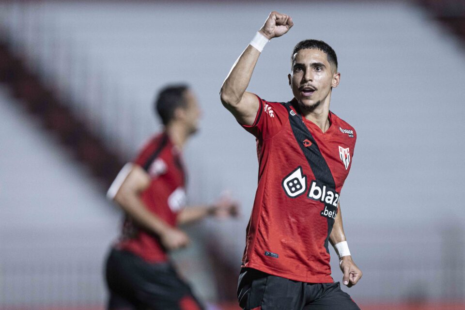 Jogadores do Atlético Goianiense comemoram gol