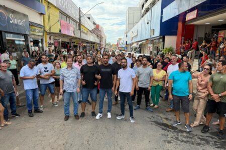 Lojistas da Região da 44 se manifestam em apoio à retirada dos ambulantes