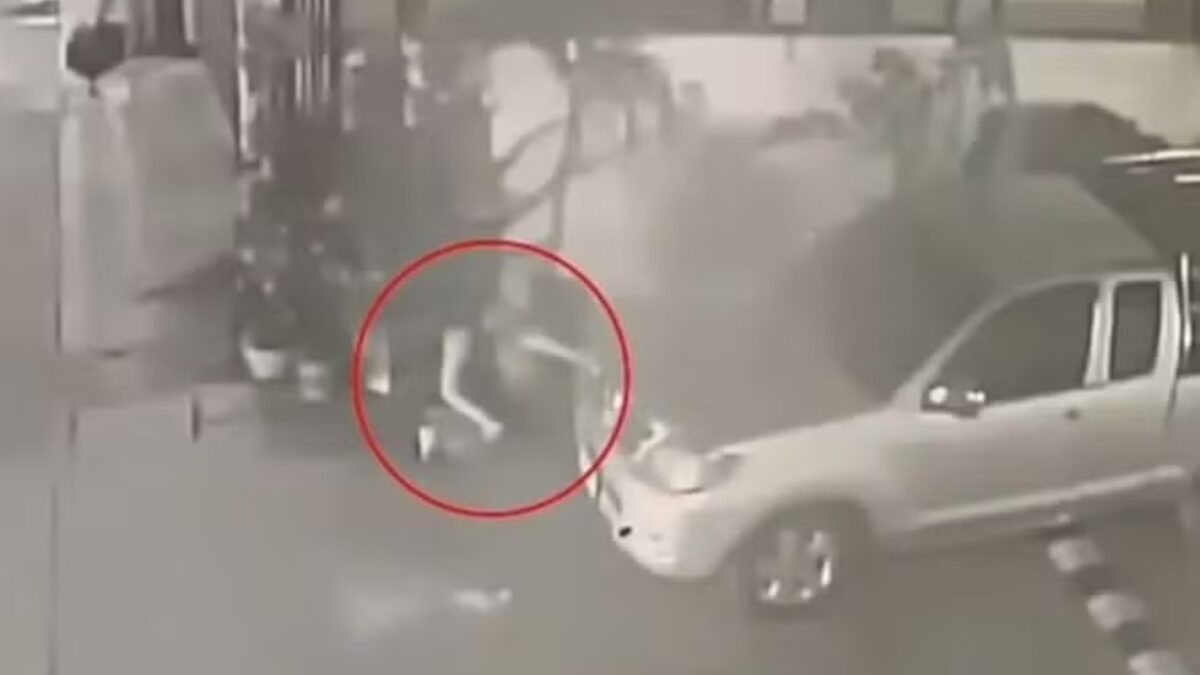 Mulher dá à luz durante festival e abandona o bebê na rua Piyathida teria escondido a gravidez e estava alcoolizada no momento do parto
