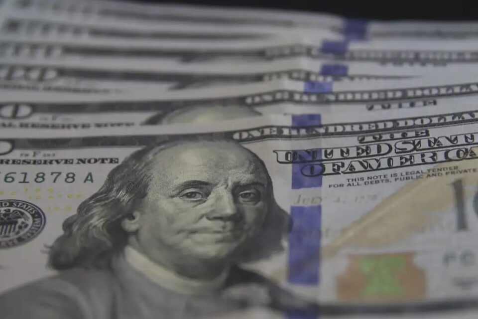 Dólar fechou em queda de 0,18% nesta quarta-feira (23), enquanto a Bolsa fechou em disparada de 1,34%, a 132.216 pontos (Foto: Agência Brasil)