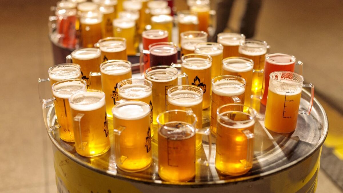 Festival Parada Beer chega em Goiânia com mais de 25 rótulos de cervejas artesanais e atrações musicais