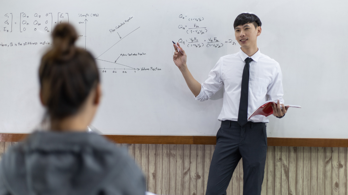 Imagem de um professor dando aula