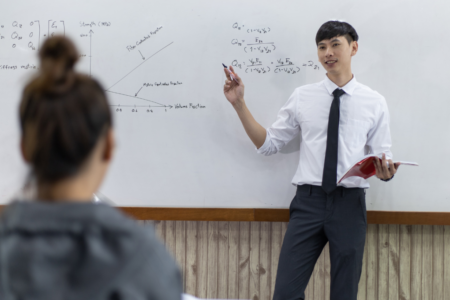 Imagem de um professor dando aula