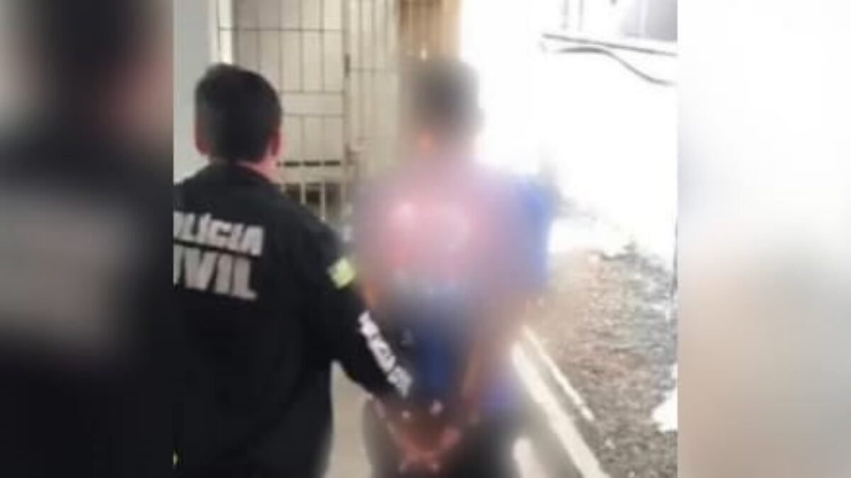 A imagem mostra o suspeito sendo preso