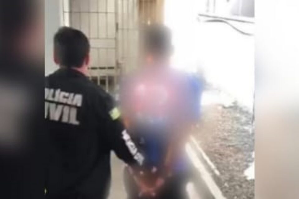 A imagem mostra o suspeito sendo preso