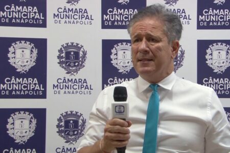 A imagem mostra uma foto do advogado