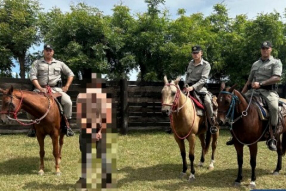 A imagem mostra o homem preso