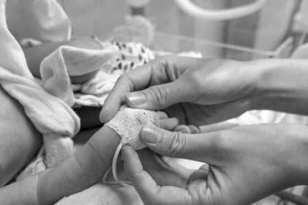 Mãe recebe indenização de R$ 100 mil após morte da filha por falta de medicamento