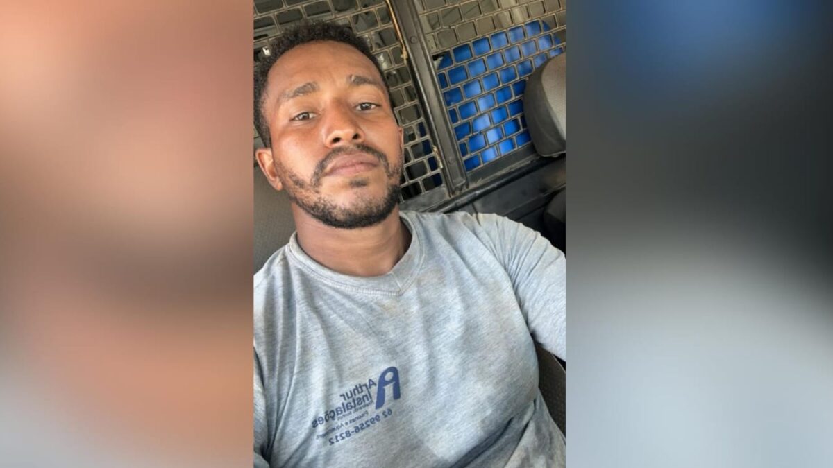 A imagem mostra a foto do jovem desaparecido