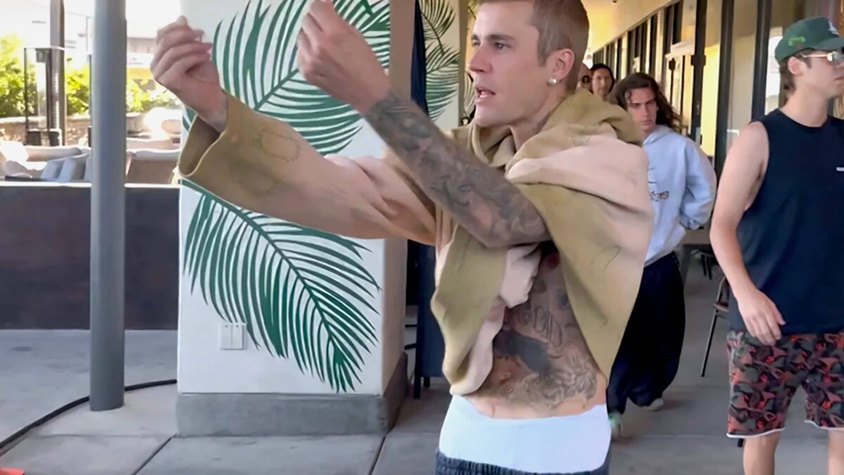 Justin Bieber se irrita com fotógrafos e dispara ofensas: 'Vocês são uns babacas gananciosos'