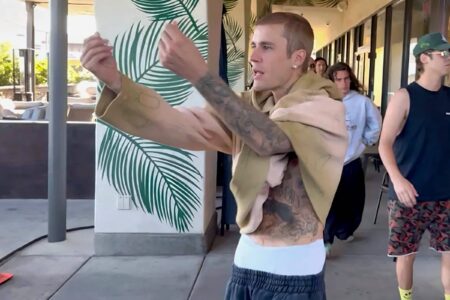 Justin Bieber se irrita com fotógrafos e dispara ofensas: 'Vocês são uns babacas gananciosos'