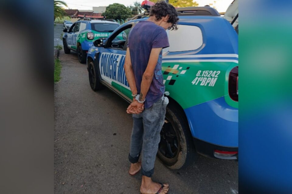 A imagem mostra o homem preso