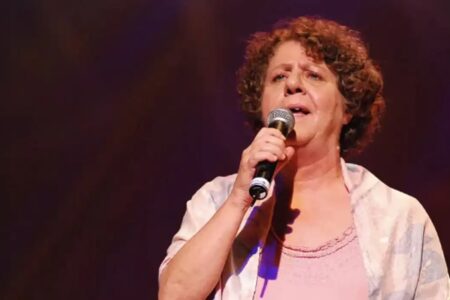 Morre a cantora e compositora Cristina Buarque