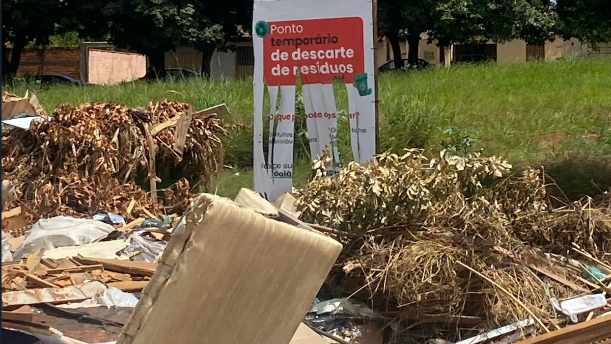 Faixa indicando ponto de descarte (Foto: Reprodução)