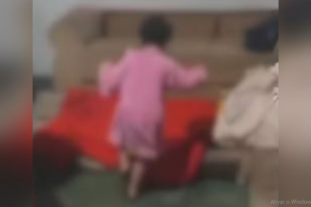 Criança aparece supostamente bêbada em vídeo, em Três Ranchos (Foto: Reprodução)