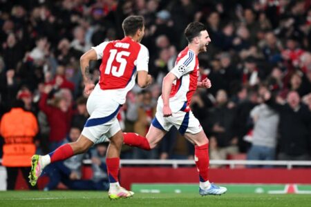 Jogadores comemoram gol do Arsenal