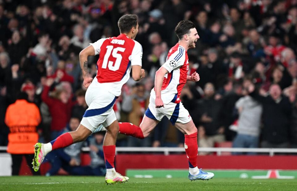 Jogadores comemoram gol do Arsenal