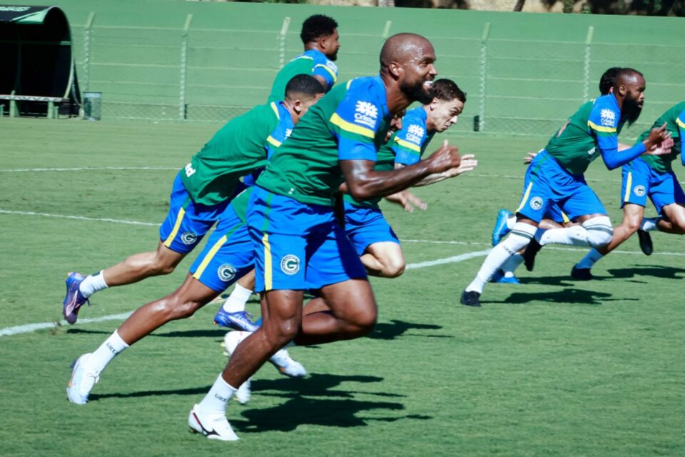 Messias, zagueiro do Goiás, durante treino