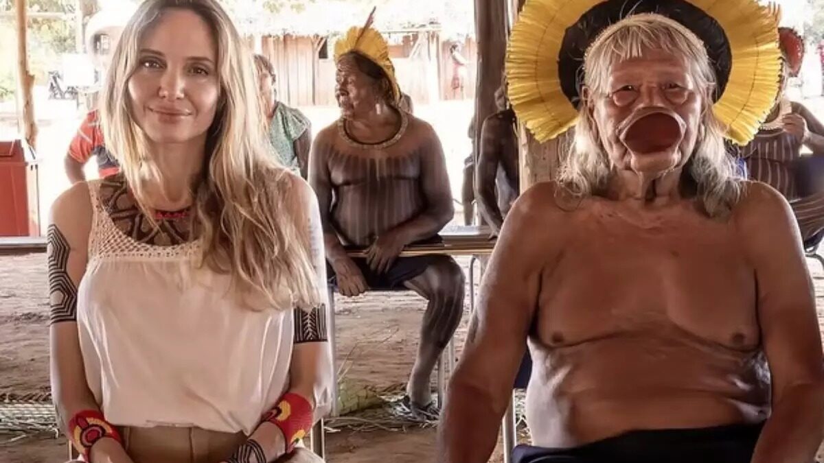 Angelina Jolie encontra o cacique Raoni no Parque do Xingu, em Mato Grosso Atriz visitou aldeia indígena e conversou com líder do povo kayapó
