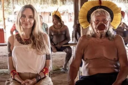 Angelina Jolie encontra o cacique Raoni no Parque do Xingu, em Mato Grosso Atriz visitou aldeia indígena e conversou com líder do povo kayapó