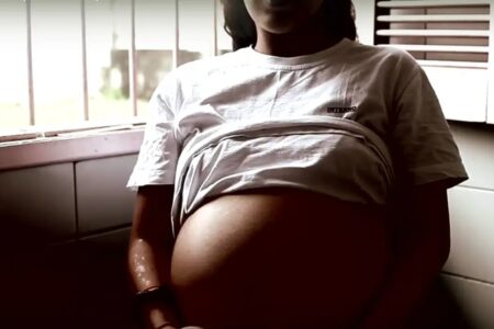 Adolescente de 13 anos engravida ao 'brincar de roleta russa'