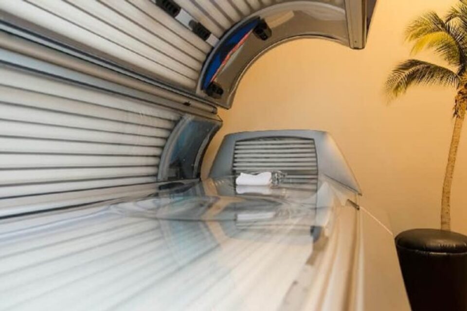 A imagem mostra uma máquina de bronzeamento artificial