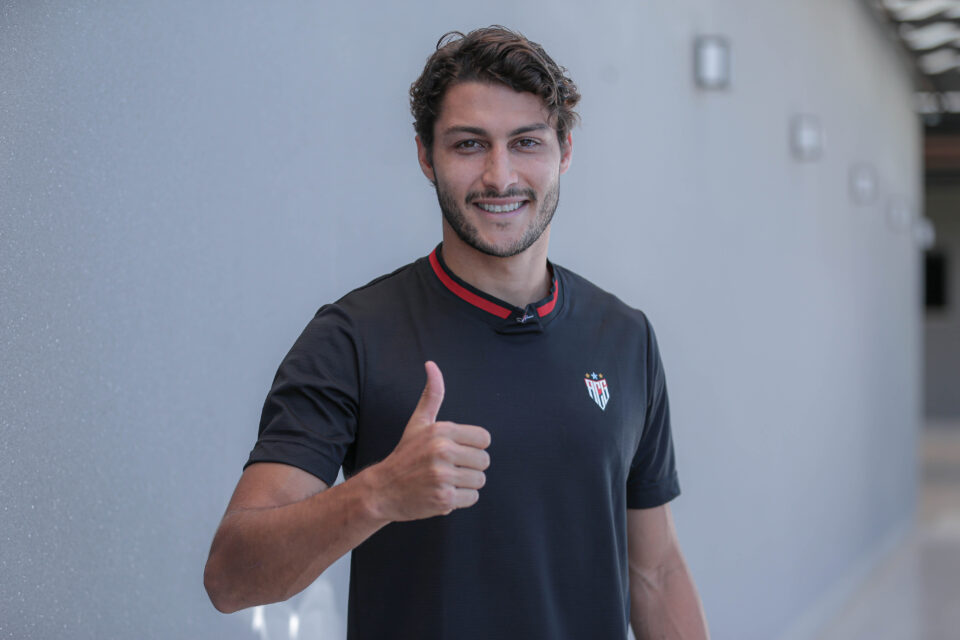 Marcinho, lateral-direito