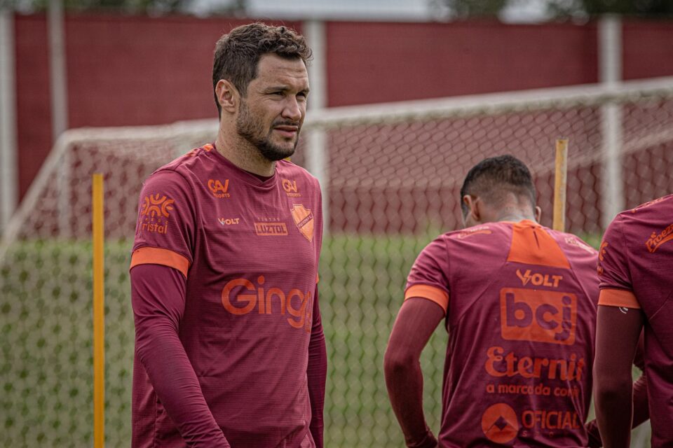 Tiago Pagnussat pode ser um dos desfalques do Vila Nova no clássico contra o Goiás