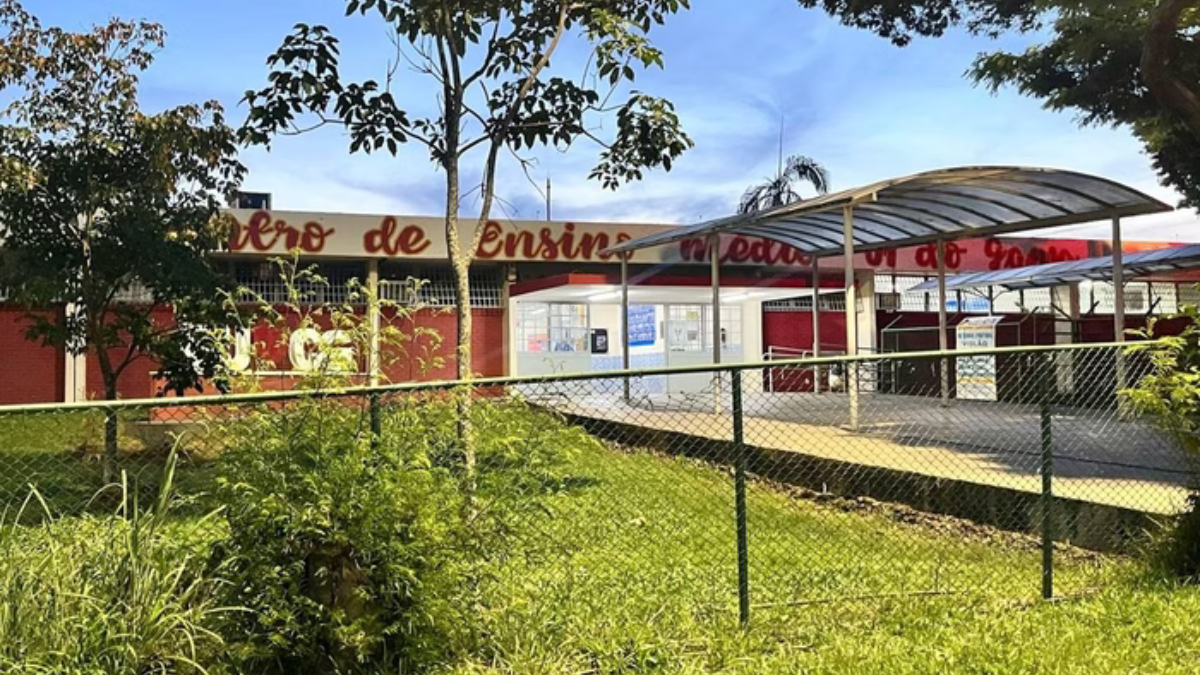 Imagem colorida mostra a entrada de uma escola localizada no Distrito Federal.