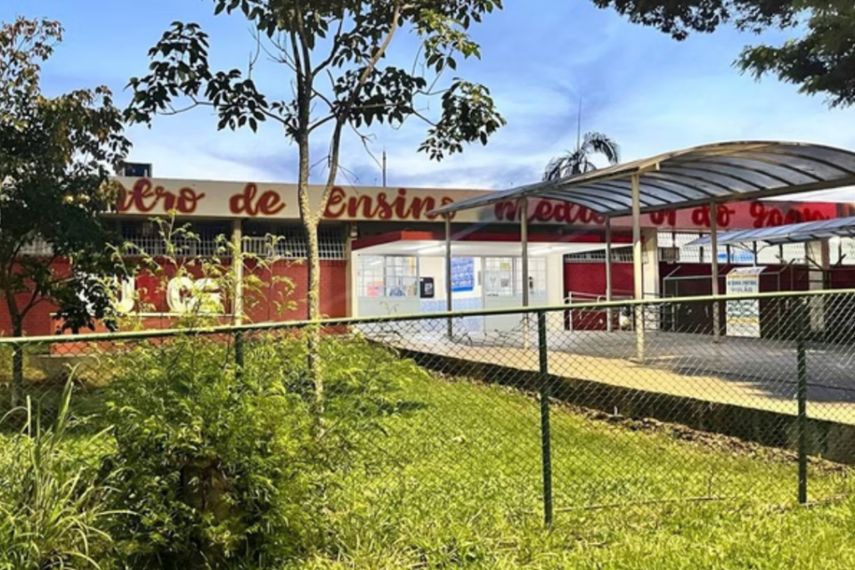 Imagem colorida mostra a entrada de uma escola localizada no Distrito Federal.