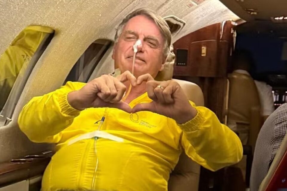 Após cirurgia, Bolsonaro tem quadro clínico estável, diz boletim Procedimento cirúrgico, nesse domingo (13), durou 12 horas
