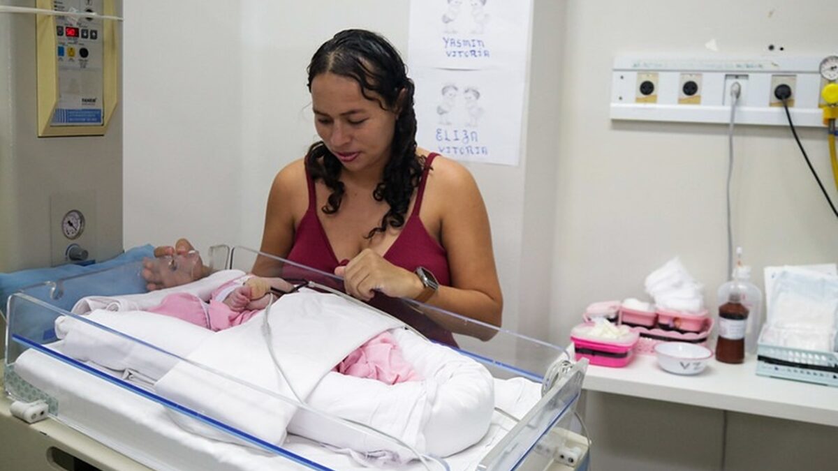Gêmeas siamesas nascidas em Manaus são transferidas para Goiânia