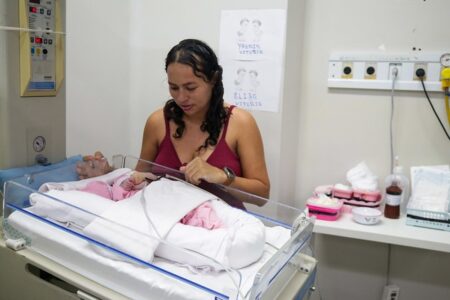 Gêmeas siamesas nascidas em Manaus são transferidas para Goiânia