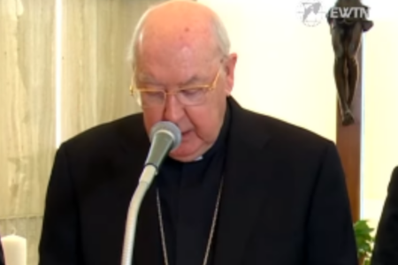 Kevin Farrell, carmelengo do Vaticano, anunciou a morte do papa Francisco (Foto: Reprodução)