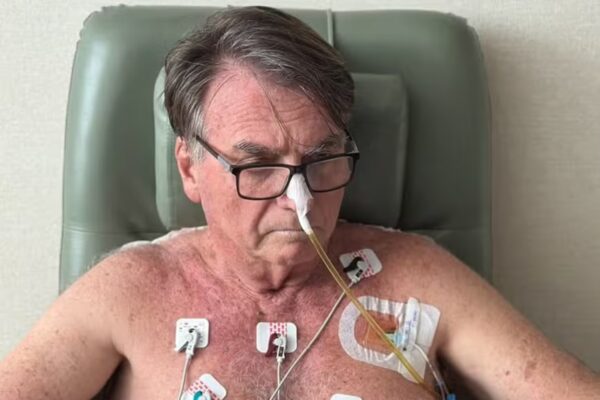 Bolsonaro tem 'boa evolução clínica', mas sem previsão de alta da UTI
