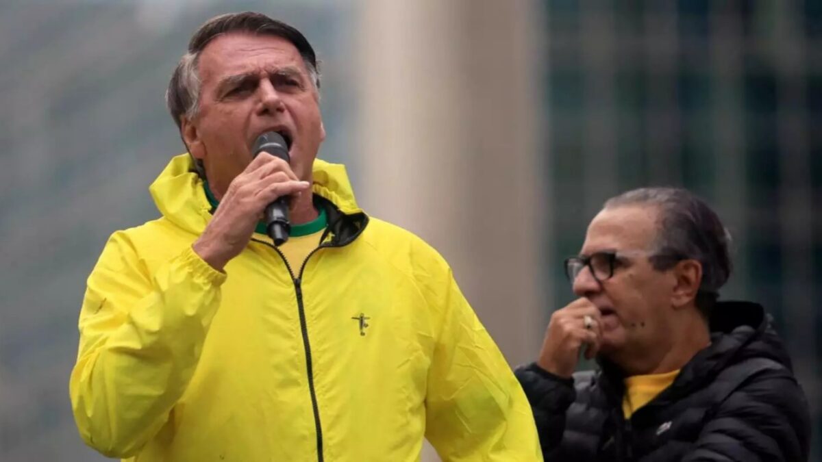 Bolsonaro vira meme ao tentar falar em inglês durante ato na Paulista; vídeo "Pior aluno do Joel Santana", escreveu um internauta
