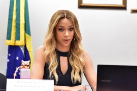 Erika Hilton recebe visto dos EUA com gênero masculino e diz que acionará Trump na ONU por transfobia Visto anterior gênero feminino
