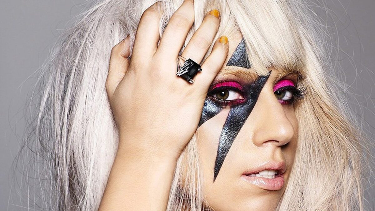 Cantora chegou no Rio de Janeiro para show gratuito no próximo sábado (3) Fãs de Lady Gaga cantam na porta de hotel e vídeo viraliza