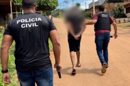 A imagem mostra o homem sendo preso