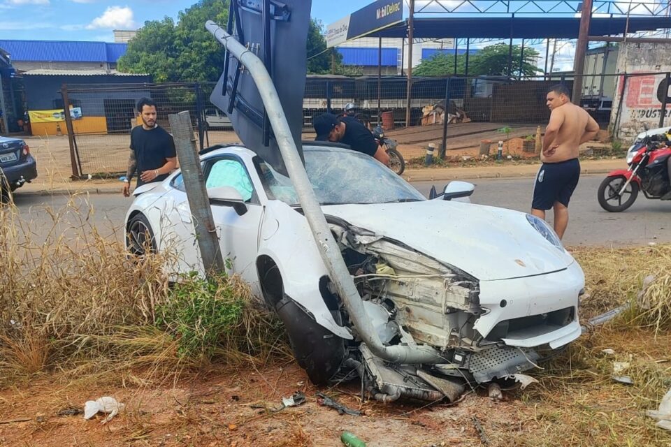 Motorista em alta velocidade bate carro em placa no Parque Oeste Industrial Após o impacto, o condutor fugiu do local