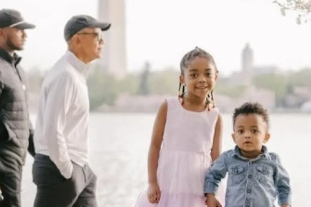 Obama invade sessão de fotos infantis e brinca com a situação na web